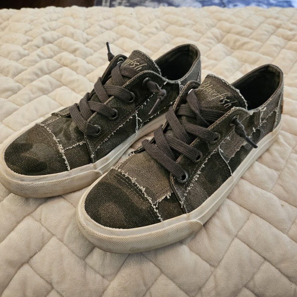 Blowfish Malibu Women's Canvas Sneaker Natural Camo Slip-on Shoe Size 8